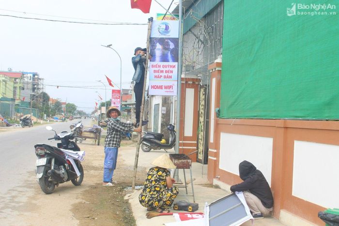 Thi công hệ thống ba nơ dọc tuyến đường ở xã Quỳnh Bảng. Ảnh: Thu Hương 