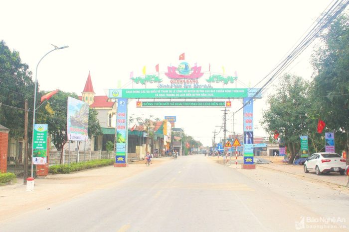 Hệ thống pano, khẩu hiệu tuyên truyền về buổi lễ được trang hoàng tại cổng chào xã Quỳnh Bảng (Quỳnh Lưu). Ảnh: TH