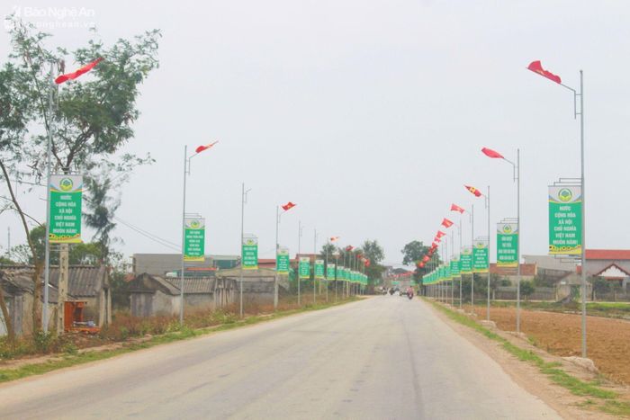 Dọc các tuyến đường trên địa bàn huyện đều rực rỡ cờ hoa, pa-nô, khẩu hiệu. Ảnh: TH