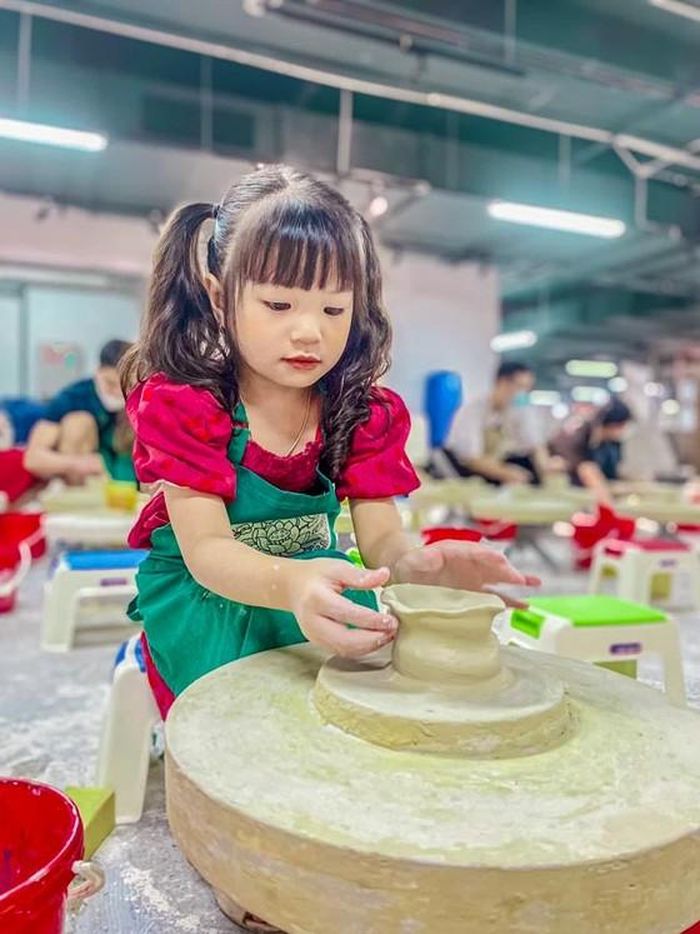 Trẻ em trải nghiệm làm gốm tại Bảo tàng Gốm Bát Tràng (Hà Nội).