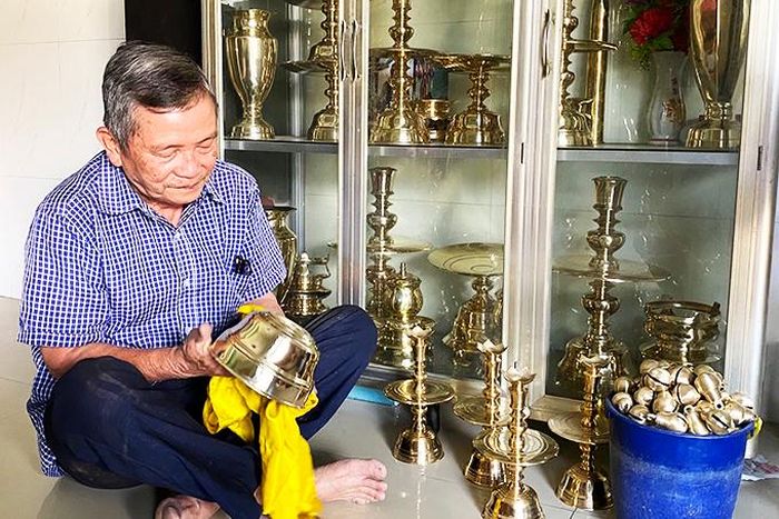 Ông Biện Cư thực hiện công đoạn làm sạch sản phẩm.