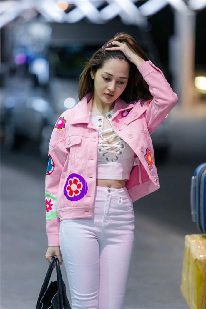 Nữ ca sĩ sinh năm 1992 diện nguyên "cây" trắng với quần jean và áo pull ôm sát người khoe vòng eo thon gọn. Đặc biệt, cô tạo điểm nhấn với chiếc áo khoác hồng nhiều họa tiết dễ thương.