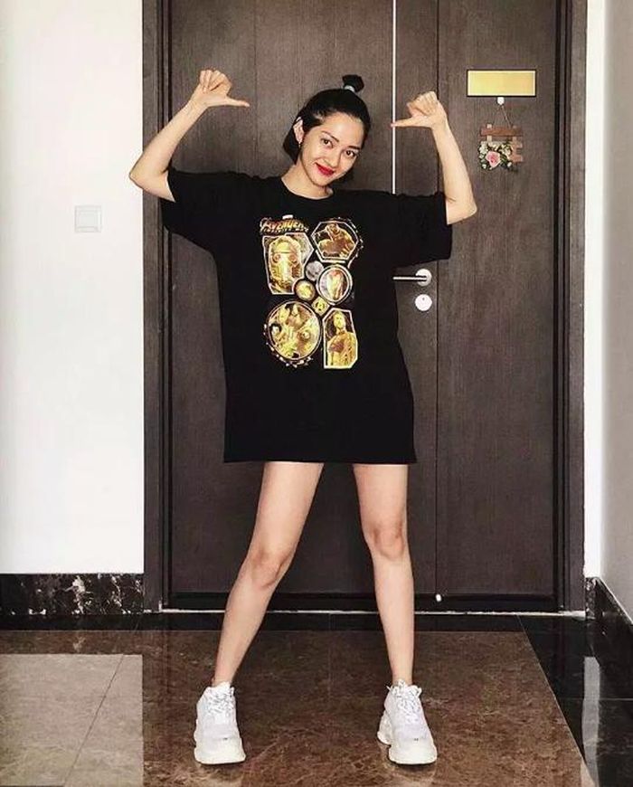 Phong cách giấu quần với áo phông oversize cũng được Bảo Anh ưu tiên lựa chọn khi ở nhà