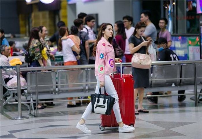 Đôi khi để nổi bật hơn khi xuất hiện sân bay, Bảo Anh lựa chọn mix áo khoác ngoài nổi bật