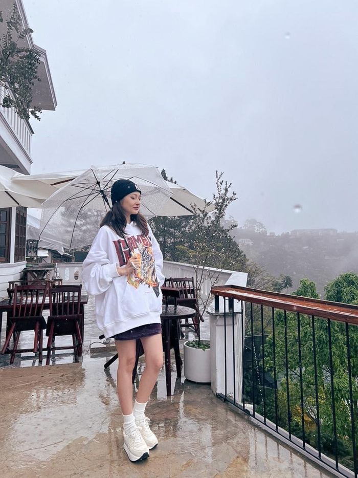 hoặc đi du lịch