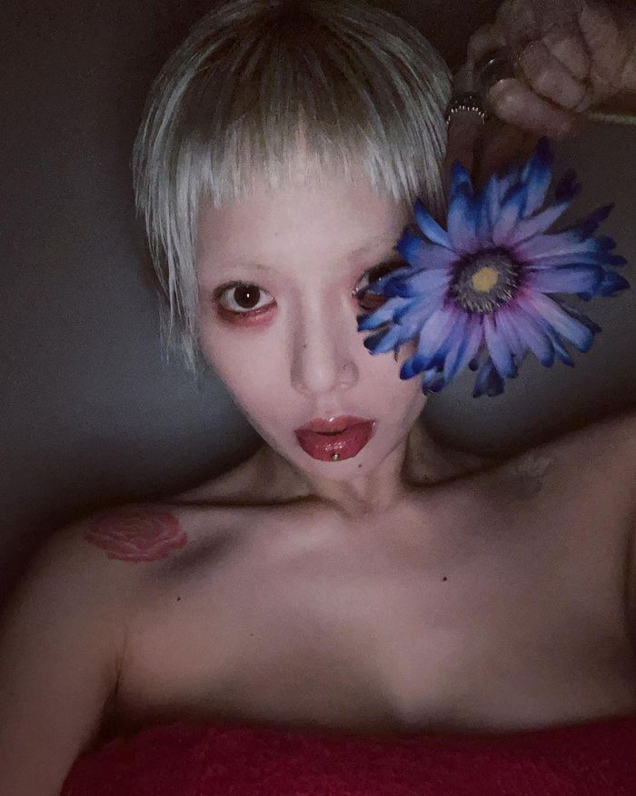 Hyuna nhìn cá tính khi trang điểm đậm, để tóc ngắn. Ảnh: hyunah_aa.