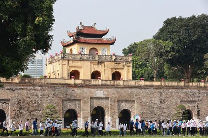 Các đại biểu tham gia giao lưu, trải nghiệm tìm hiểu văn hóa các dân tộc Việt Nam tại Hoàng thành Thăng Long. Ảnh: TTXVN phát