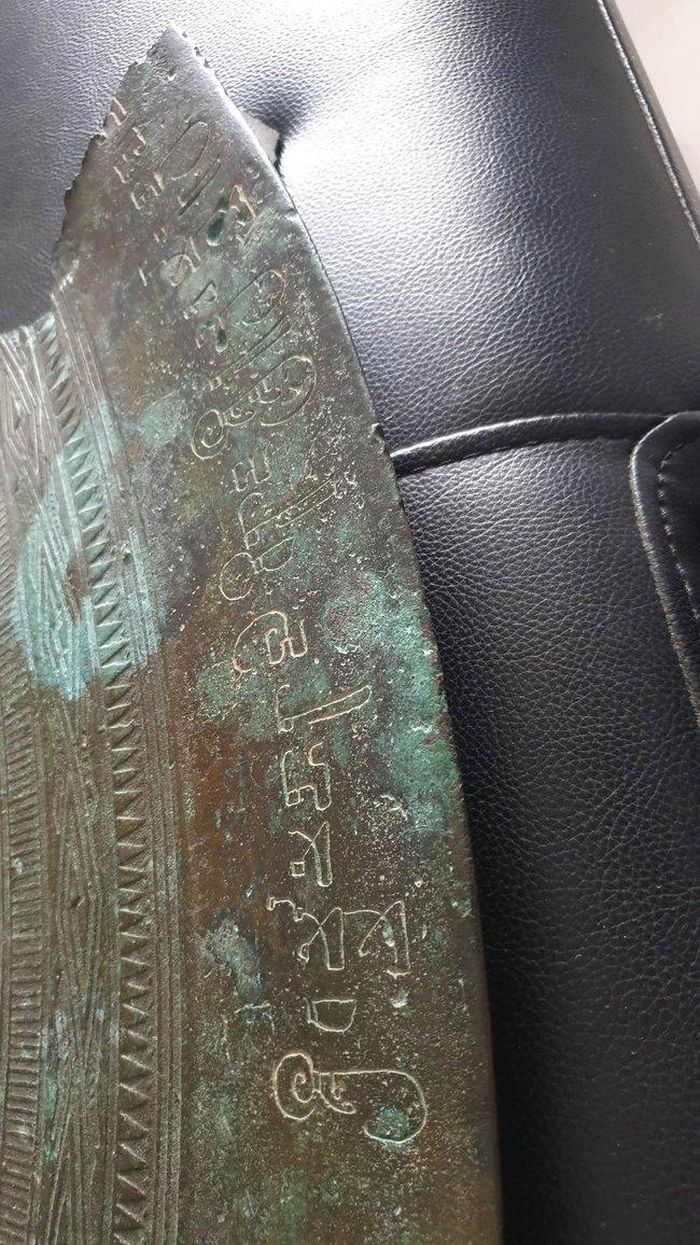 Minh văn Champa cổ khắc chìm trên vành ngoài mặt trống