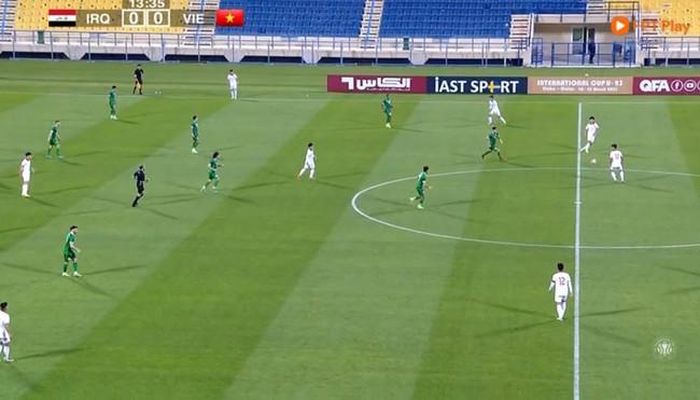 Tiền vệ Huỳnh Công Đến lẻ loi giữa vòng vây các hậu vệ U23 Iraq