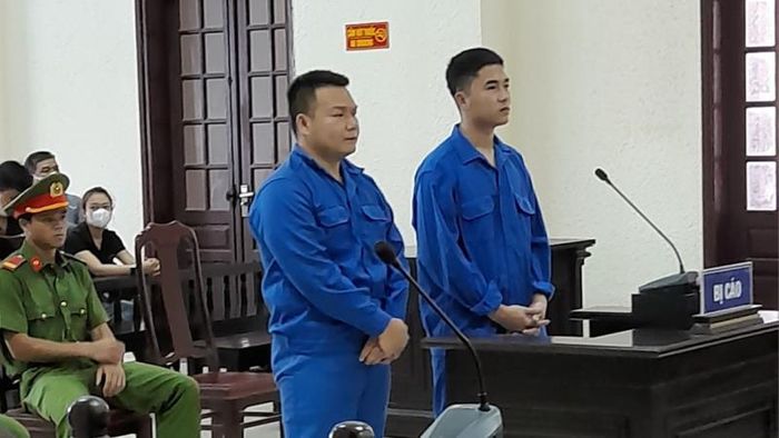 Hai bị cáo Tâm và Tuất tại phiên tòa.