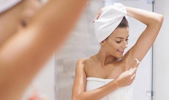 Vậy nhưng, lông nách rậm rập là một “kênh” phản ánh sức khỏe. Lông nách cũng có vai trò quan trọng với cơ thể. Theo đó, lông nách giúp chúng ta đổ mồ hôi điều hòa nhiệt độ, có tác dụng giải độc nhất định với những người da nhiều mồ hôi.