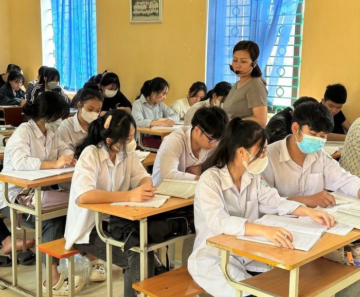 Giờ ôn tập của cô và trò Trường THPT Quế Lâm