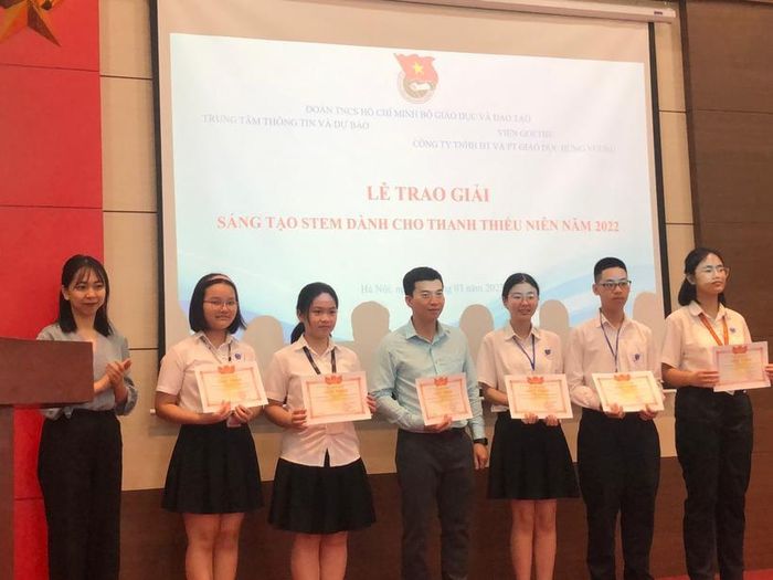 Bà Võ Trà My, Đại diện Viện GOETHE trao giấy khen cho đội đoạt giải Nhì của cuộc thi.