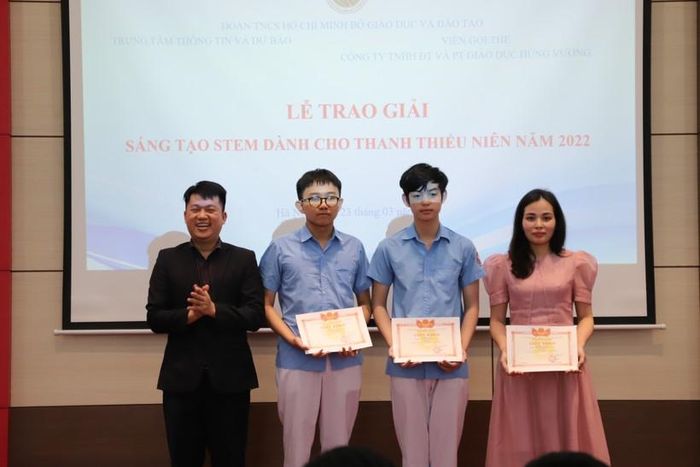Ông Nguyễn Văn Đại, Phó Bí thư Đoàn Thanh niên Bộ GD&amp;ĐT trao cho các đội đoạt giải Ba cuộc thi.