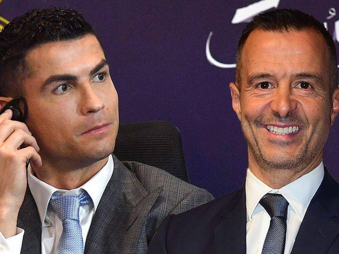 Ronaldo cũng đã chia tay người đại diện lâu năm là Jorge Mendes sau gần 2 thập kỷ gắn bó, vì được khuyên hãy tiếp tục ở lại MU, chấp nhận ra sân chơi bóng ít hơn