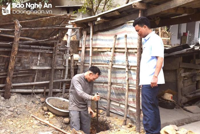 Bí thư Đảng ủy xã Hữu Lập Ven Văn Khút (áo trắng) cho biết, đến 23/3/2023 xã Hữu Lập đã hoàn thành 92 móng nhà và hiện đang lắp ghép khung nhà để bàn giao cho người dân. Ảnh: Ông Hà Văn Panh ở bản Xốp Nhị, xã Hữu Lập tự tay đào đất để xây móng nhà. Ảnh: HT