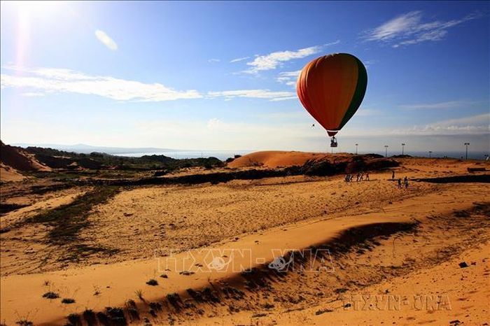 Khinh khí cầu bay trên đồi cát Bình Thuận tại Lễ hội Khinh khí cầu quốc tế - Phan Thiết, Bình Thuận lần thứ nhất (13/7/2012). Ảnh: Quang Hải/TTXVN