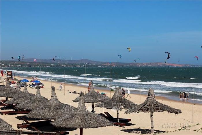 Biển Mũi Né luôn thu hút đông đảo du khách đến nghỉ dưỡng và chơi các môn thể thao trên biển. Ảnh: Hồng Hiếu/TTXVN
