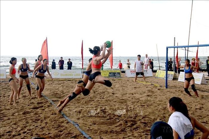 Thi đấu bóng ném bãi biển tại Công viên biển Đồi Dương, thành phố Phan Thiết. Ảnh: Nguyễn Thanh/TTXVN
