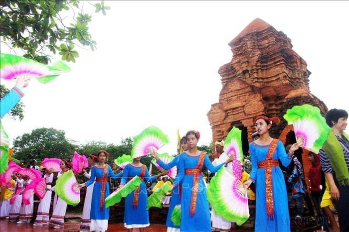Nghi lễ rước y trang của nữ thần Pô Sah Inư lên tháp chính trong Lễ hội Katê năm 2020 của đồng bào Chăm theo đạo Bà-la-môn tỉnh Bình Thuận ở phường Phú Hài, thành phố Phan Thiết. Ảnh: Hồng Hiếu/TTXVN