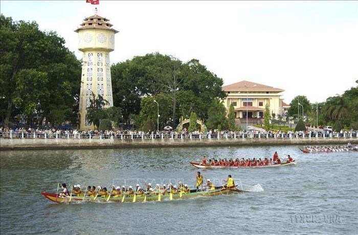 Giải đua thuyền truyền thống trên sông Cà Ty, TP Phan Thiết (Bình Thuận) trong chương trình Lễ hội Cầu Ngư và Tuần Văn hóa - Du lịch "Mùa về biển gọi" thành phố Phan Thiết - Hè 2009. Ảnh: Anh Tuấn/TTXVN