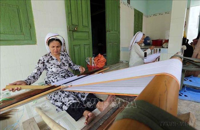 Nghề dệt thổ cẩm truyền thống của hộ đồng bào dân tộc thiểu số ở huyện Bắc Bình. Ảnh: Trần Việt/ TTXVN