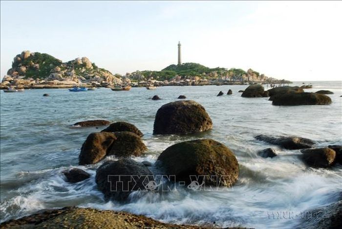 Mũi Kê Gà, thuộc xã Tân Thành, huyện Hàm Thuận Nam có vẻ đẹp hoang sơ, bình dị, với bãi đá nhấp nhô chạy dài ven biển; đặc biệt có ngọn hải đăng cao 70m được xây dựng từ thời Pháp thuộc, được xem là cao nhất Việt Nam. Ảnh: Mạnh Linh/TTXVN