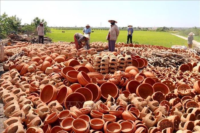 Tồn tại từ lâu đời, làng Chăm Bình Đức (xã Phan Hiệp, huyện Bắc Bình, tỉnh Bình Thuận) như một bảo tàng lưu giữ những nét văn hóa đặc sắc của người Chăm, độc đáo nhất là nghề làm gốm thủ công. Ảnh: Nguyễn Thanh/TTXVN