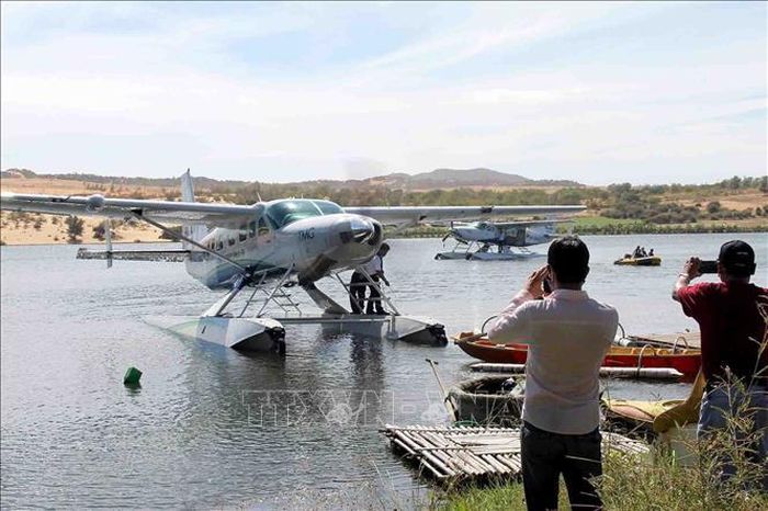 Các chuyến bay du lịch bằng thủy phi cơ do Hãng Hàng không Hải Âu (thuộc Tập đoàn Thiên Minh) khai thác và thực hiện từ sân bay Tân Sơn Nhất (TP Hồ Chí Minh) tới hồ Bàu Trắng, xã Hòa Thắng, huyện Bắc Bình. Ảnh: Nguyễn Thanh/TTXVN