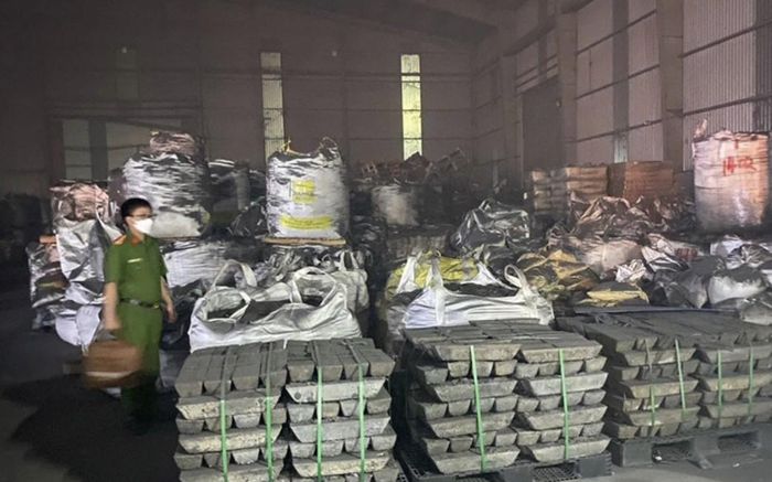 Công an kiểm tra xưởng sản xuất kim loại Công ty Fumin tại huyện Trảng Bom.