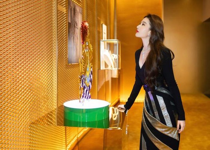 Không ít lần cô nàng khiến công chúng khó hiểu với những phát ngôn "trước sau không như một"
