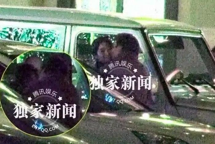 Truyền thông từng chụp được bức ảnh ôm hôn thân mật quá mức của "2 bố con", càng làm tin đồn Lưu Diệc Phi "đi cửa sau" được củng cố