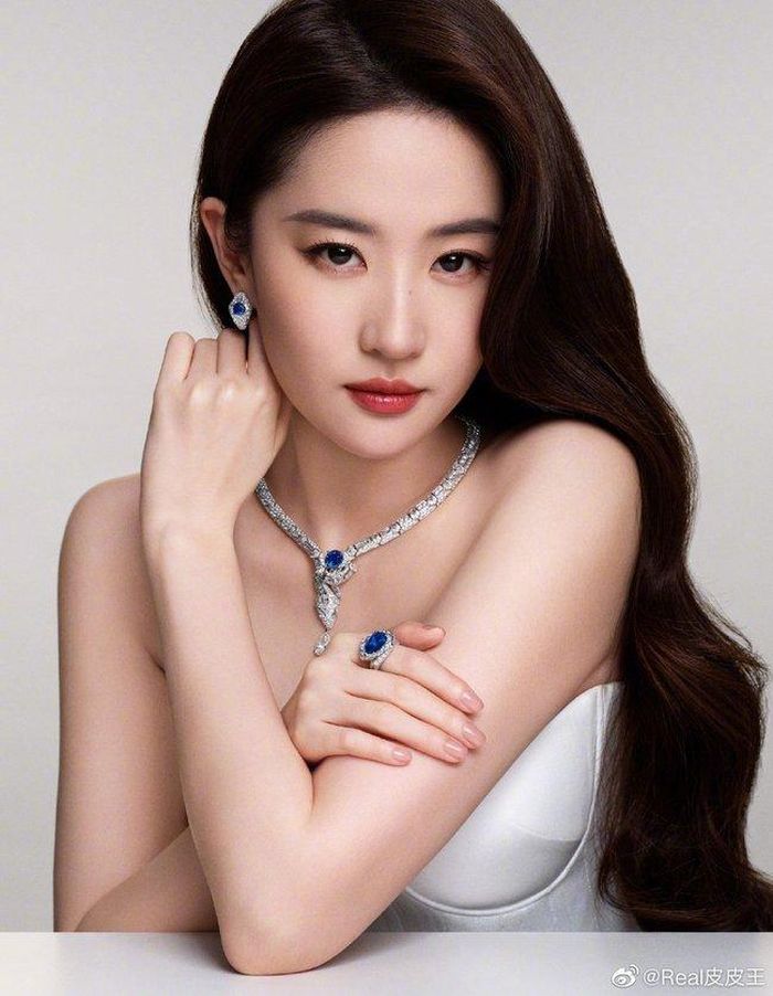 Nếu như hiện nay các đàn em bị gọi là "trà xanh", "cọ nhiệt" bạn diễn nam, thì Lưu Diệc Phi trước đó lại được mệnh danh là "mỹ nhân vạn người mê" khi liên tiếp dính tin hẹn hò