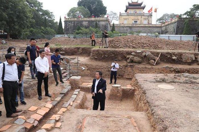 Đại biểu tham quan hố khai quật tại Khu vực chính điện Kính Thiên. Ảnh: Minh Quyết - TTXVN