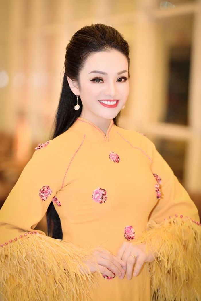 Ca sĩ - Tiến sĩ âm nhạc Tân Nhàn