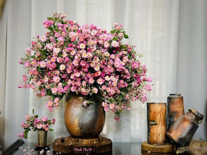 Mỗi bó hoa tầm xuân giá dao động từ 65.000 - 90.000 đồng, tùy loại.