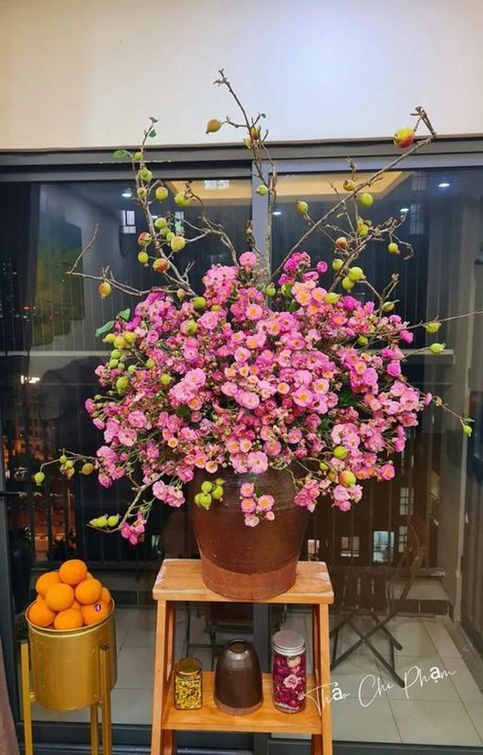 Hoa hồng tầm xuân còn có tên gọi khác là hoa hồng dai. Những ngày gần đây, trên chợ mạng hoa tầm xuân được nhiều tiểu thương rao bán với giá dao động từ 8.000 - 10.000 đồng/cành.