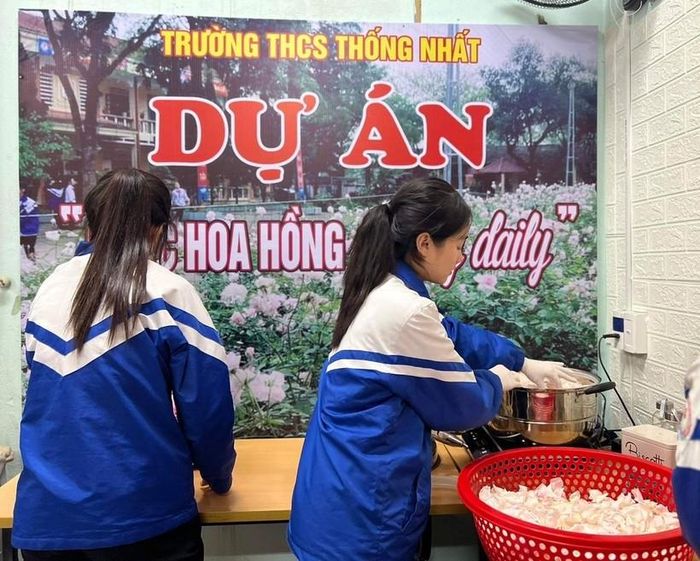 Học sinh tự tay chiết xuất nước hoa.