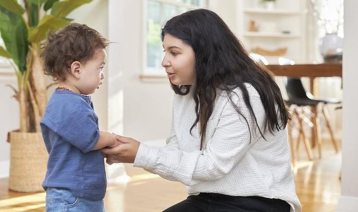  Giúp trẻ hiểu việc ngắt lời một người đang nói có thể khiến họ cảm thấy như thế nào. (Ảnh: ITN).