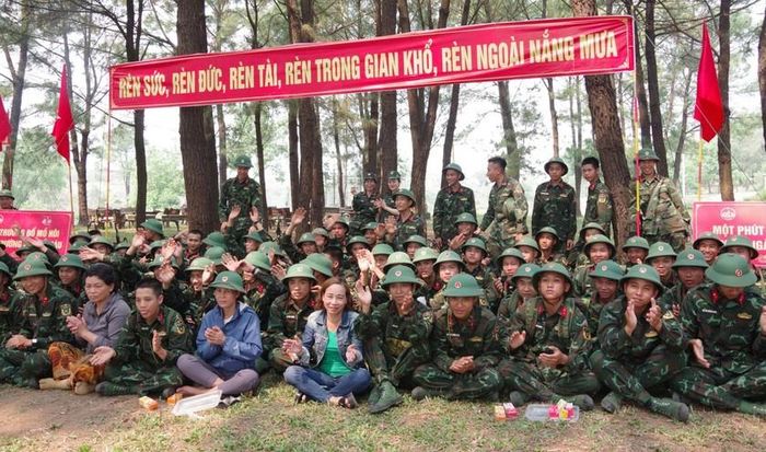 Thao trường vang lên tiếng hát, hòa cùng tiếng pháo tay giòn giã khiến cái nóng như vơi đi.