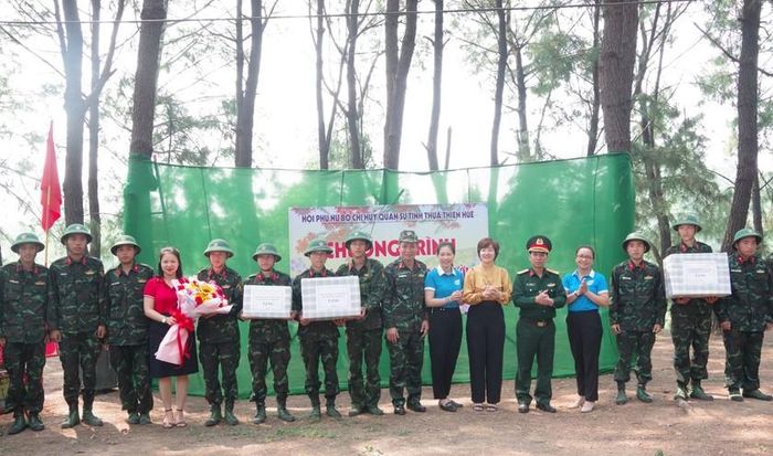 Thủ trưởng Bộ CHQS tỉnh và các chị em Hội phụ nữ tặng quà cho các tân binh.