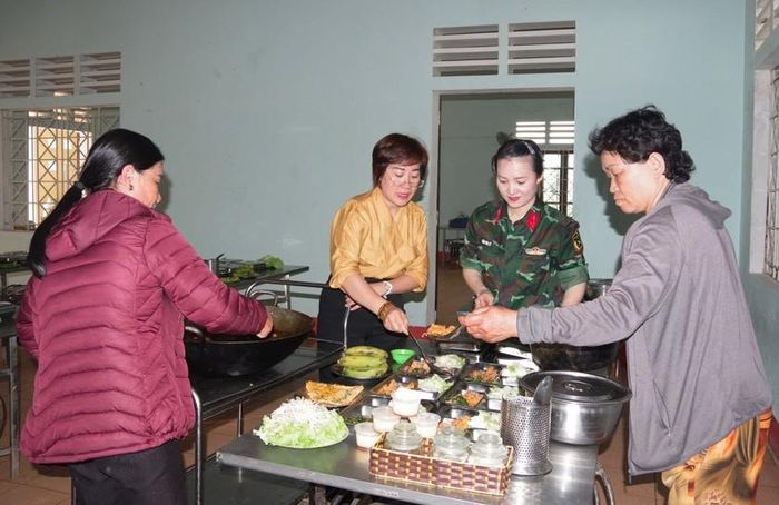 Mẹ chiến sĩ và hội viên phụ nữ cùng nhau chế biến bữa ăn cho bộ đội.