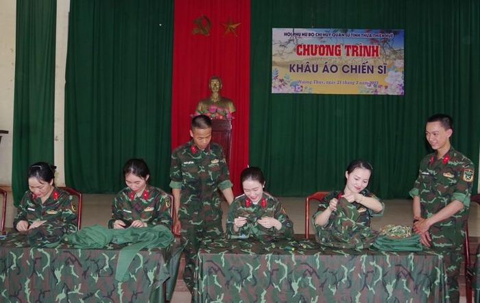 Hoạt động may áo chiến sĩ.