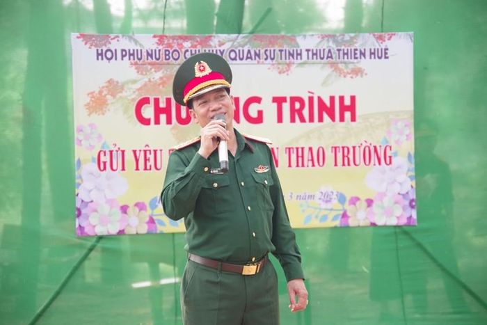 Đại tá Hà Văn Ái, Phó Chính ủy Bộ CHQS tỉnh hát tặng chiến sĩ mới.