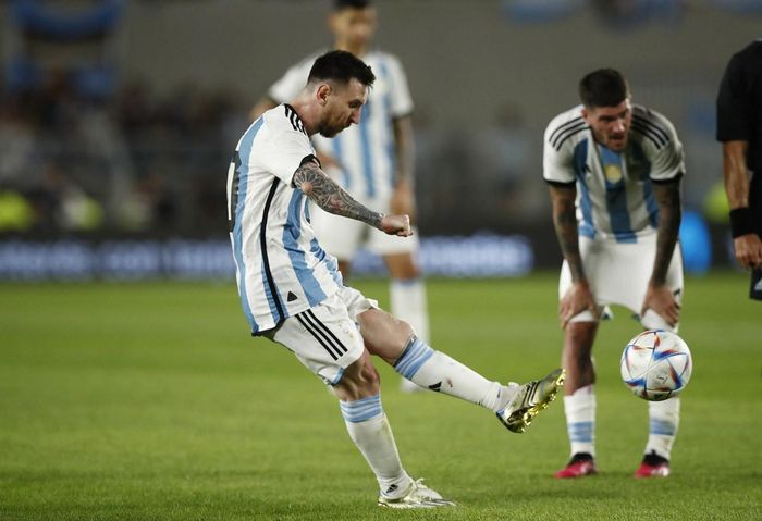 Sau 4 cú sút phạt bị thủ môn và xà ngang khung thành Panama từ chối, cuối cùng Messi cũng được ăn mừng bàn thắng. Phút 89, anh tung cú sút phạt sở trường từ ngoài vòng cấm...