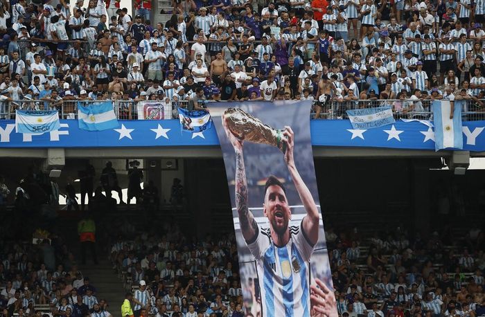 SVĐ Monumental ở Buenos Aires không còn một chỗ trống. Tấm poster cỡ lớn in hình Lionel Messi nâng cao cúp vàng Thế giới 