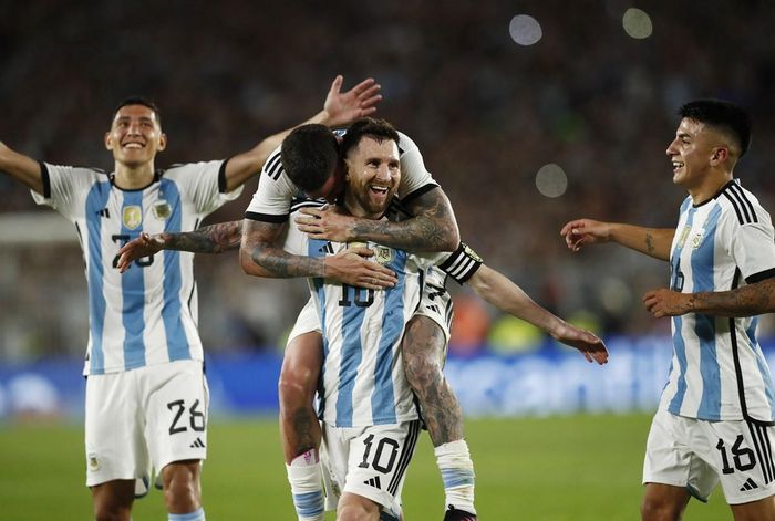 Các đồng đội ăn mừng siêu phẩm cùng Messi