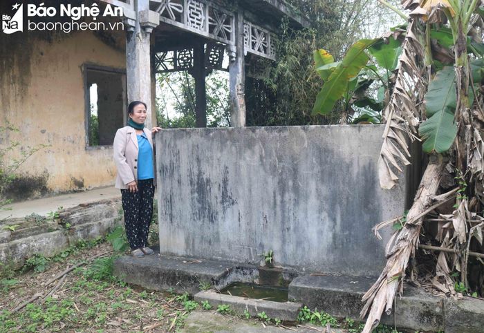 Bên cạnh ngôi nhà có 1 bể nước chứa được hàng chục khối nước mưa đang còn nguyên vẹn. Theo người dân địa phương, Cách mạng Tháng Tám thành công, ngôi nhà bị chính quyền trưng thu. Trong kháng chiến, giai đoạn 1946-1947, đây là trụ sở của Ủy ban Hành chính kháng chiến tỉnh Nghệ An. Từ năm 1948-1952, nhà Tây là cơ sở Dục Anh Viện, nơi nuôi trẻ mồ côi con các cán bộ, các gia đình có hoàn cảnh khó khăn. Nhà Tây từng là kho quân giới, nơi tạm giữ tù binh Pháp, phi công Mỹ. Những năm 60, khu vực nhà Tây là trường học, rồi trở thành nhà kho lương thực của địa phương... Ảnh: Huy Thư