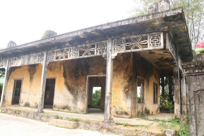 Nhà Tây xây dựng theo kiểu biệt thự, 3 gian thông nhau không có tường ngăn, phía trước và sau mỗi gian có 2 cửa chính đối xứng nhau. Hai đầu hồi có 2 cặp cửa sổ. Được biết, ngôi nhà này từng là nơi nghỉ ngơi của vợ chồng ông Savange mỗi khi họ về thăm quê và thăm khu đồn điền của họ ở Lạc Sơn (nay thuộc thôn Đà Sơn, xã Thanh Mỹ, huyện Thanh Chương). Ảnh: Huy Thư