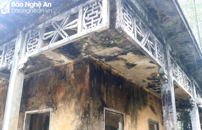 Xung quanh ngôi nhà này, các cột bê tông còn khá nguyên vẹn, song 4 cột trụ xây bằng gạch ở 4 góc đã bị đổ sập từ lâu, khiến các kết cấu bên trên trần có thể đổ gãy bất cứ lúc nào. Ảnh: Huy Thư